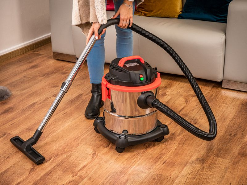 Aspirator industrial umed si uscat, 1200 W, rezervor metalic 20 L, putere aspirare 17 kPa, functie suflare, debit aer 33 l s, cablu 5.5 m, accesorii incluse