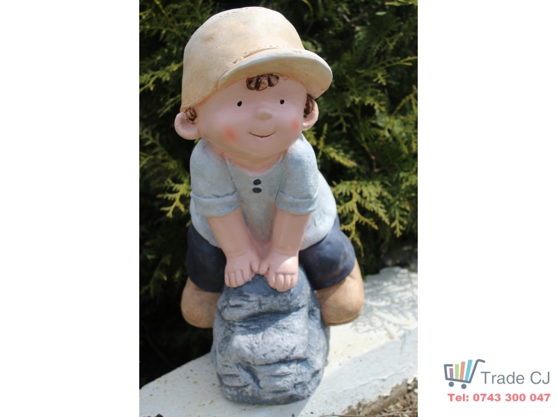 Decoratiune gradina Boy on stone, ceramica 31 x23 x 42 cm